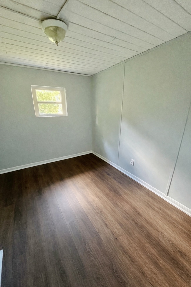 Foto del edificio - 3BR/1BA Duplex Near Lake Parker, Large Shared Backyard!