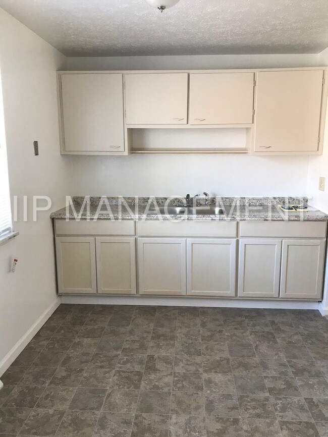 Updated 2BD1.5BA Townhouse Miles Landing Townhome Rentals in Warrensville Heights OH