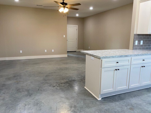 Building Photo - 17 Hidden Oak Dr