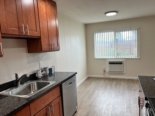 large dining room , with an AC - Tanglewood Apartments