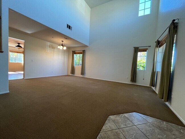 Foto del edificio - Spacious 2-Story 5-Bedroom Home in Redlands!