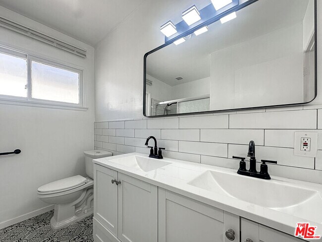Building Photo - 5123 W 58th Pl