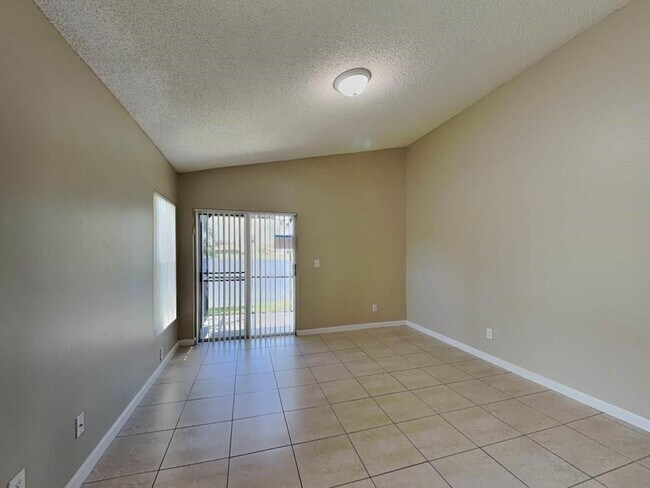 Foto del edificio - 1990 NW 188th Ave