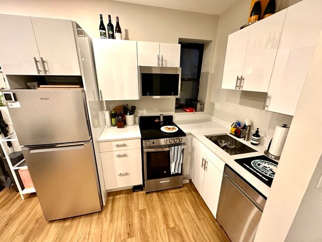 Foto del edificio - 829-833 Beacon Unit 204