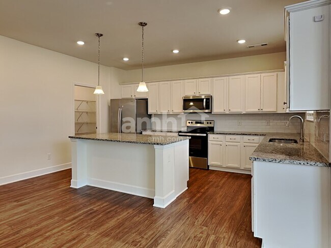 Foto del edificio - 5240 Maxwell Rd
