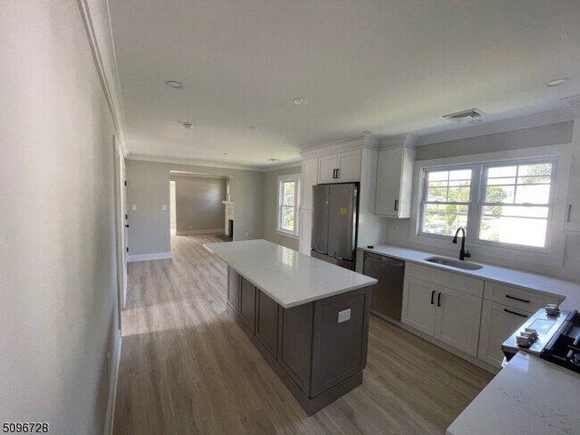 Building Photo - 450 Beech Ave