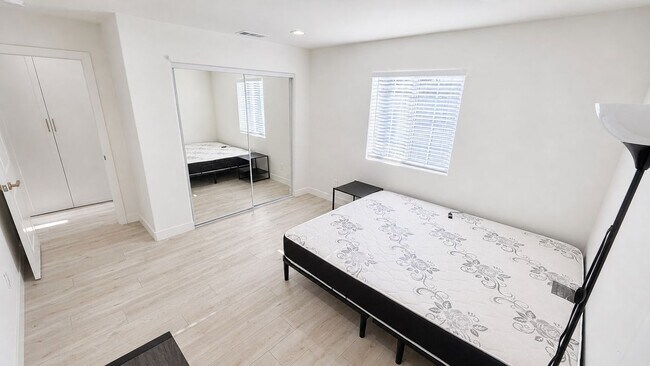 Foto del edificio - 305 N College St