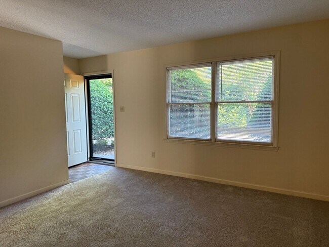 Foto del edificio - Private 2BD/1.5BA Townhouse in Prime NW Hickory Location | Available 6/1/2026
