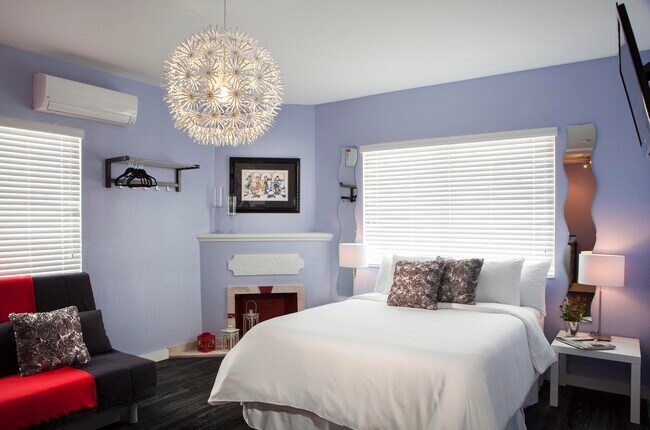 VIP suite - 6945 Abbott Ave