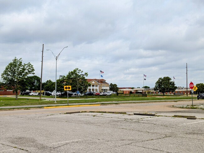 Foto del edificio - Commercial Retail Space
