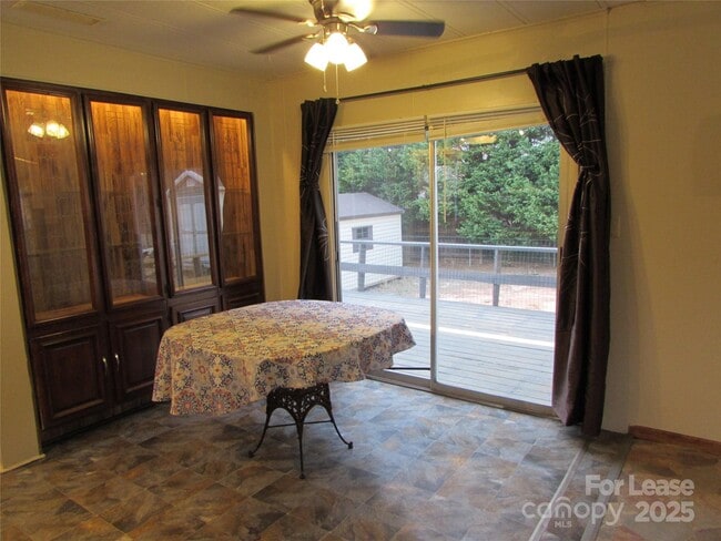 Foto del edificio - 124 Cove View Dr