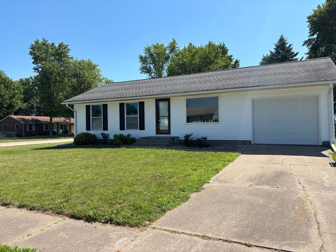 Foto principal - 3 Bedroom, 2 Bath Single Family Home in Cl...