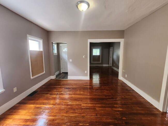Foto del edificio - FIVE Bedroom Single Family Home!