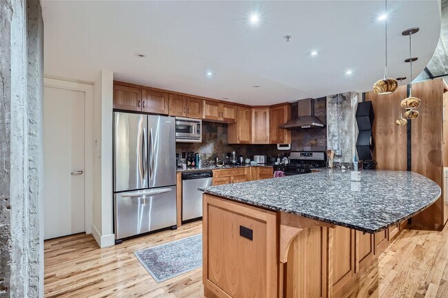 Foto del edificio - Evolve Real Estate: Spacious 2 Beds/2 Baths Loft With Balcony! Open Concept With Industrial Charm!