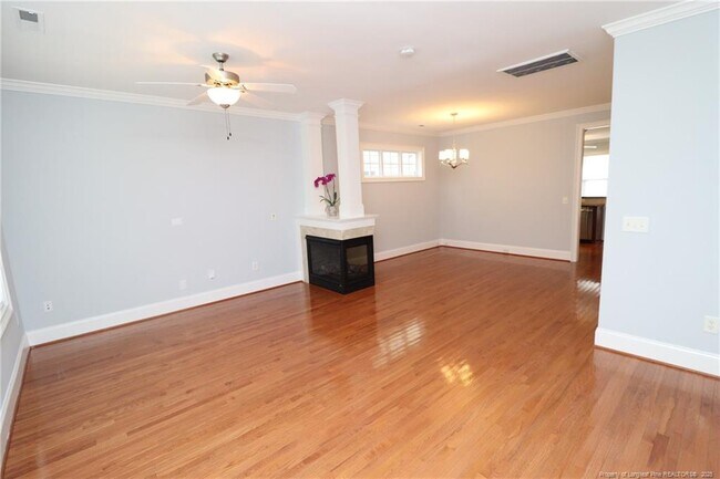 Foto del edificio - 5013 Sunny Creek Ln