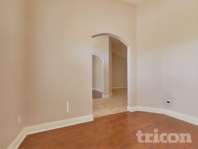 Building Photo - 10902 Versailles Blvd