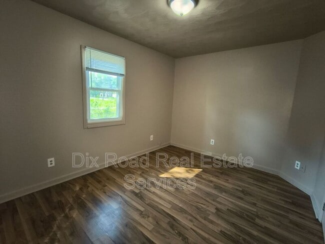 Building Photo - 2308 Waneta Ave