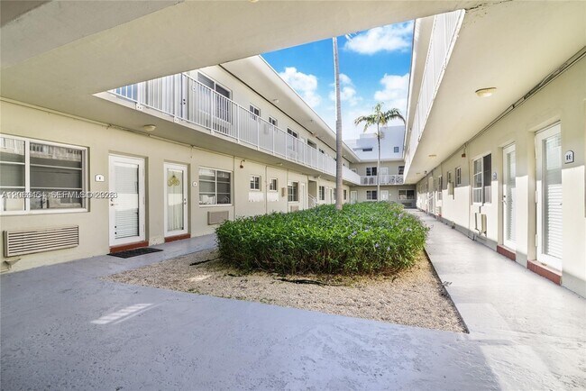 Foto del edificio - 6930 Rue Versailles Dr
