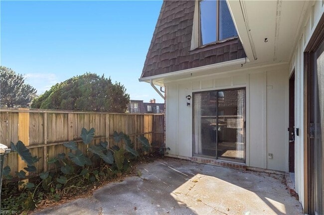 Building Photo - 636 Ocean Lakes Dr