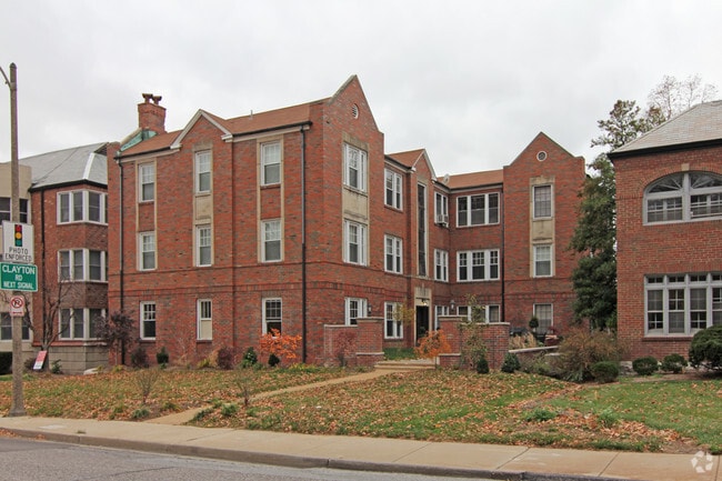 Exterior of 901 S Hanley - Hanley Road Apartments