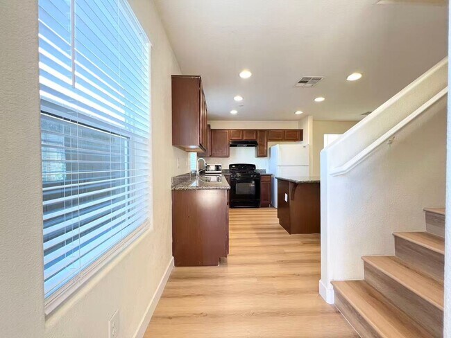 Building Photo - Bright & Spacious 3-Bedroom Rental in Hend...
