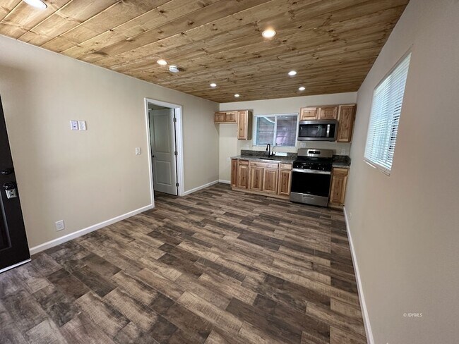 Foto del edificio - 54078 Pine Crest Ave