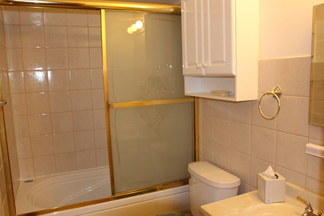 Building Photo - 9400 Bay Colony Dr