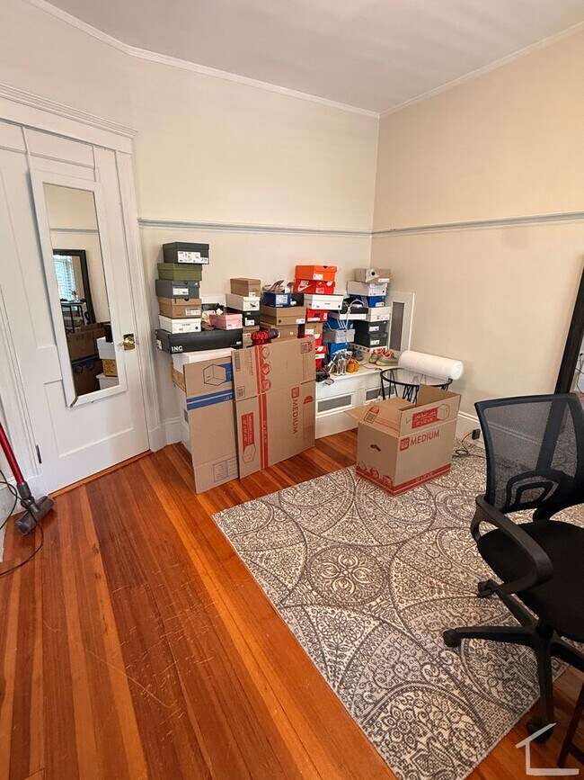 Foto del edificio - Beautiful Brighton townhouse with in unit laundry and included parking available 9/1/26