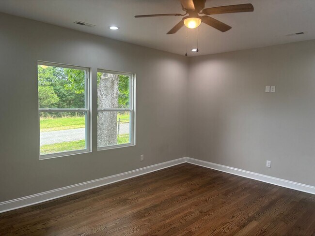 Building Photo - 3 Bedroom 1 Bathroom Fully Renovated House...