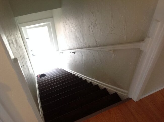 Building Photo - Avenues 2 bed upstairs unit