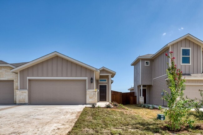 Building Photo - GORGEOUS 3 BEDROOM DUPLEX LOCATED IN MIDLO...