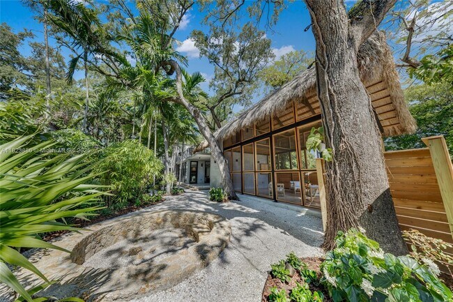 Foto del edificio - 1000 NW 9th Ct