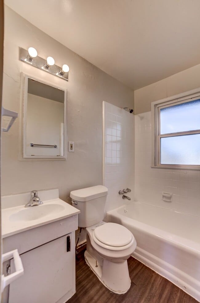 Building Photo - COMING SOON 3 bed 1 bath!