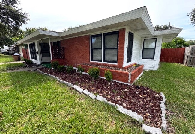 Building Photo - 1024 Miramar Pl