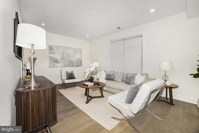 Foto del edificio - 7519R Ridge Ave