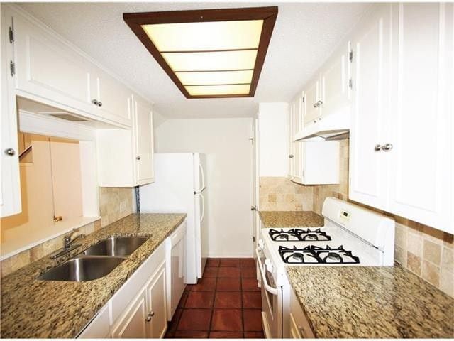 kitchen - 2210 Del Curto Rd