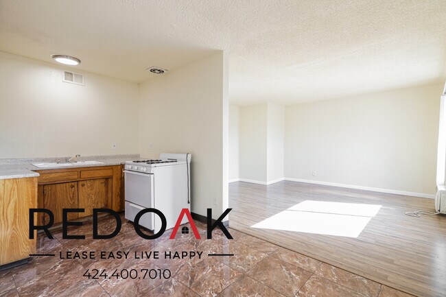 Building Photo - Charming Top Floor Studio with Lots of Nat...