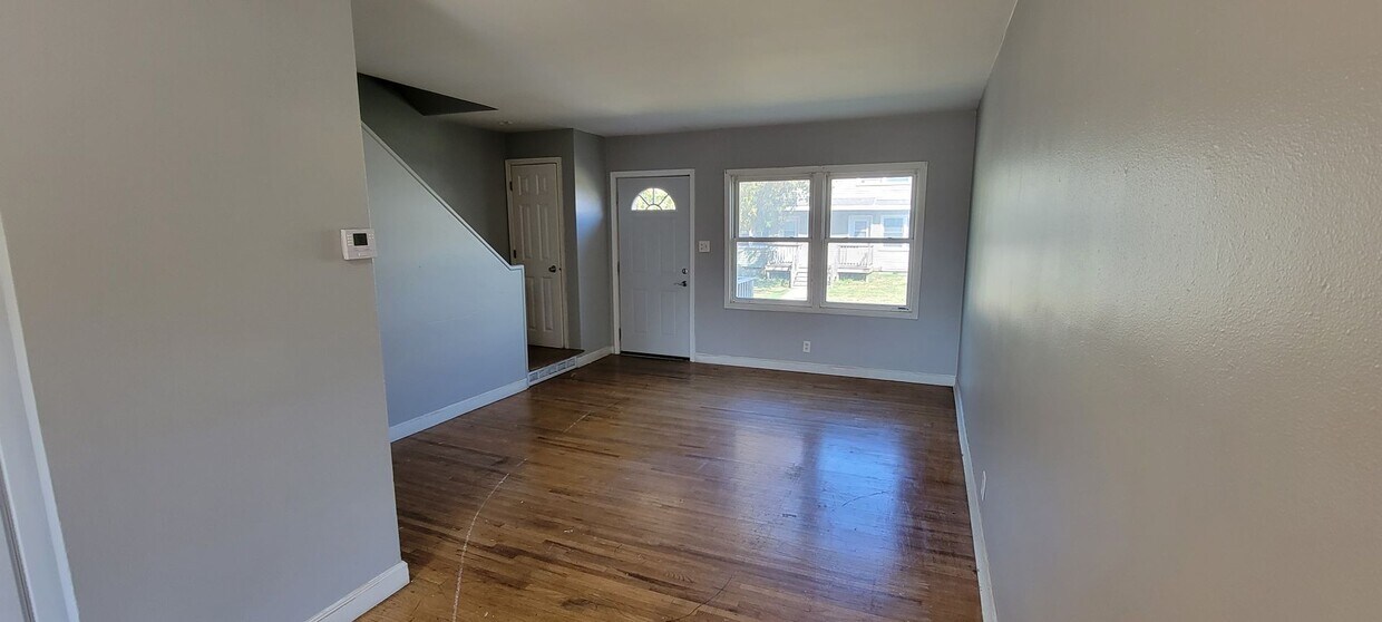 Foto principal - 3 Bed 1 Bath Townhouse