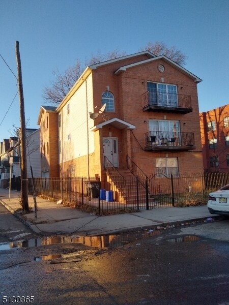 Primary Photo - 63 Willoughby St