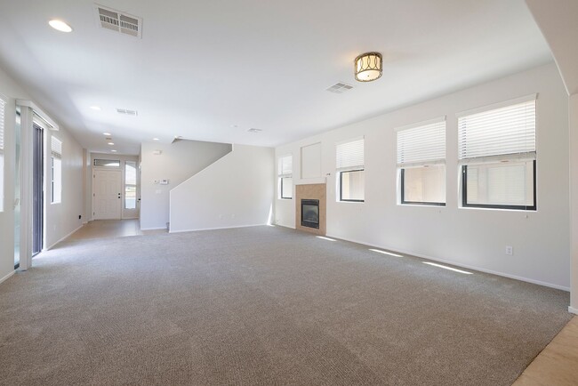 Building Photo - GATED NW HOME - 4 BEDROOMS W/ 1 BED AND BA...