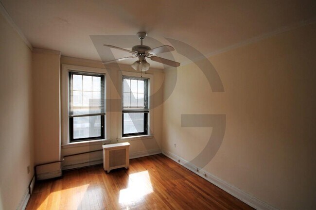Building Photo - 540 W Briar Pl
