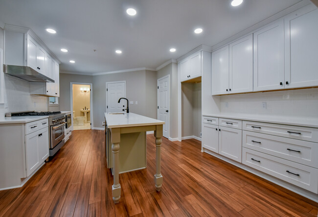 Building Photo - 8409 Essex Cir NE