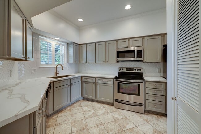 Building Photo - Heart of the Galleria Home for Lease! Move...