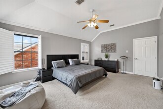 Building Photo - 1015 Enclave Square S