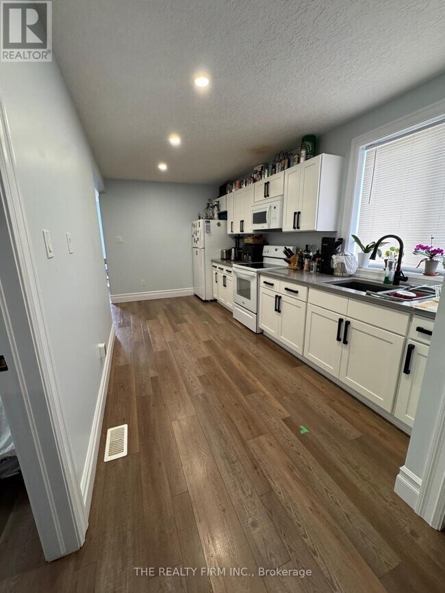 Building Photo - 515-515 Burbrook Pl
