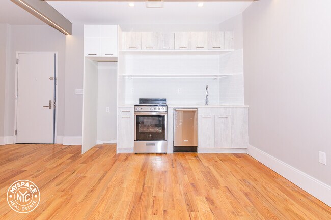 Building Photo - 245 Sullivan Pl