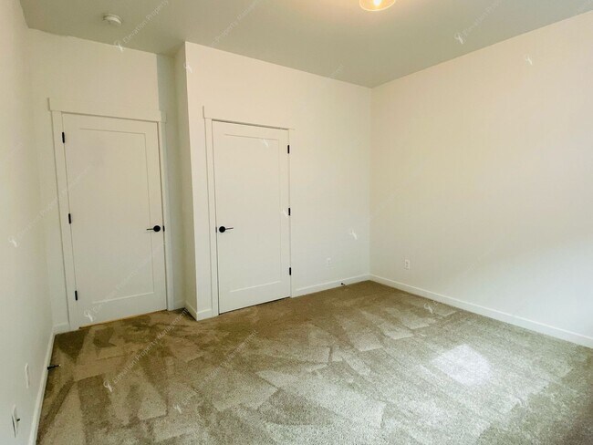 Building Photo - Bright & Spacious SE Bend Retreat with Vau...