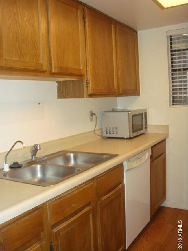 Foto del edificio - 2 BEDROOM 1 BATH DOWNSTAIRS UNIT WITH 1 CA...