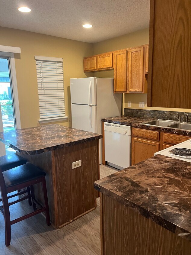 Building Photo - 7983 Shadow Oak Dr