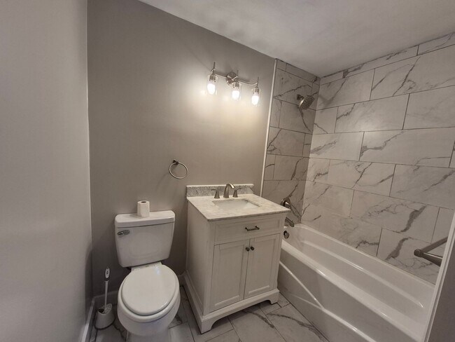 Foto del edificio - Only 4-bedroom 3 bathrooms in the area!